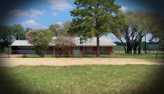 Charming 4-bedroom farmhouse with AC in welcoming Moore - with Star-link WIFI