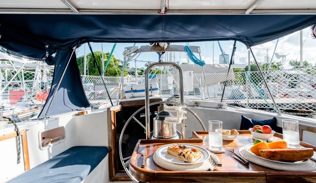 Charming 4-Person Boat Accommodation, 2BR/2BTH