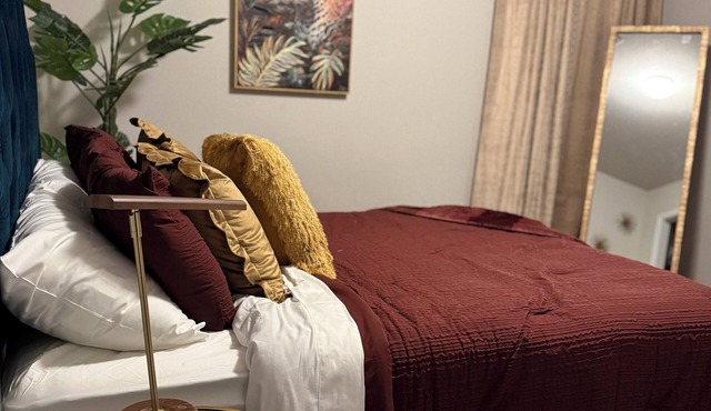 Charming bed & breakfast in excellent Houston with AC, WiFi