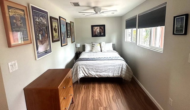 Charming Bungalow - 2 blocks from Downtown, steam shower & SONOS sound system