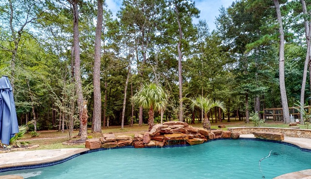 Charming cabin with hot tub, full kitchen, firepit, deck, grill, & W/D