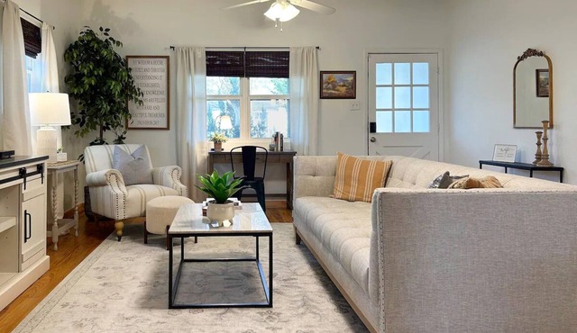 Charming Cottage in Old Town Tomball -walk to shopping and restaurants