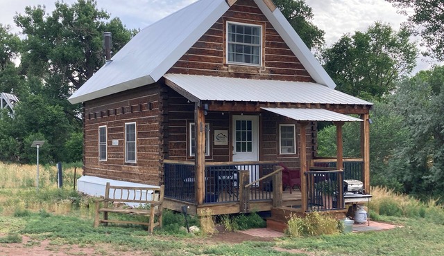 Charming Creekside Cabin next to 4 Mile Creek with mountain views. Dog friendly!