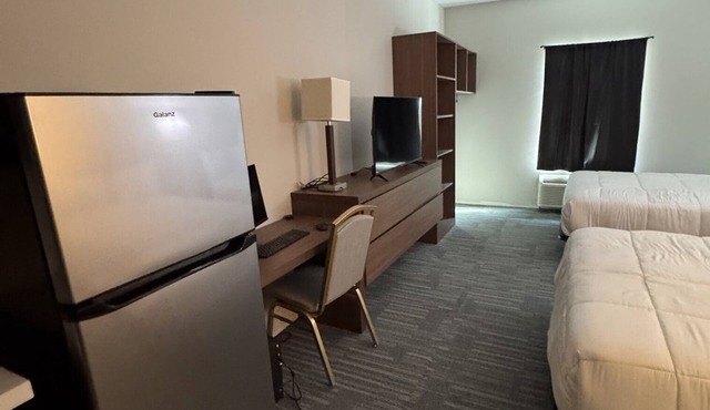 Charming Double Queen Bedroom with Kitchen Hotel in Sulphur