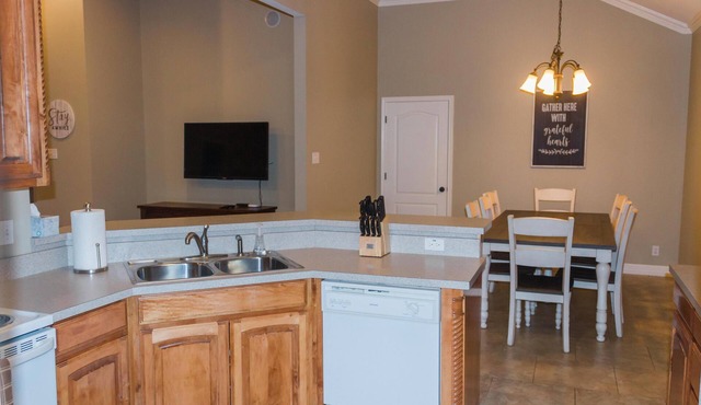 Charming downtown home steps away from the city square, shopping, local dining in Gainesville