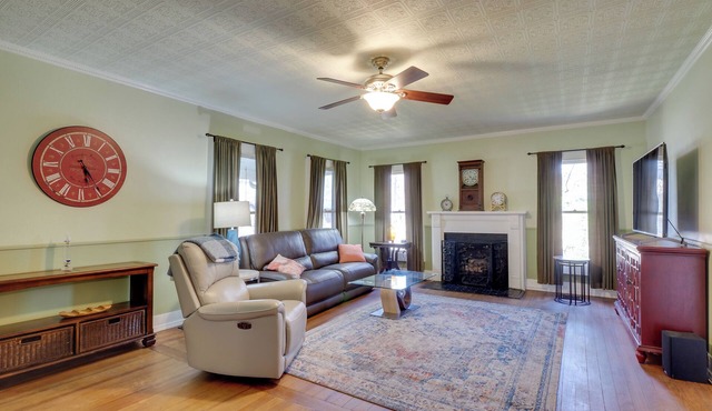 Charming Georgetown Home - Walk to Downtown!