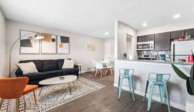 Charming King Bed 1BR, 5 Min to DT w/pool
