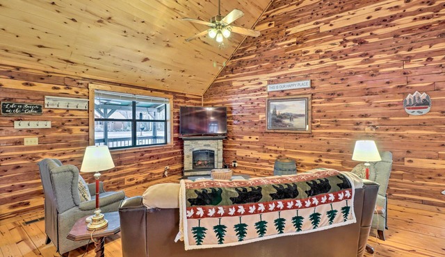 Charming Mountain View Cabin ~ 8 Mi to Dtwn!