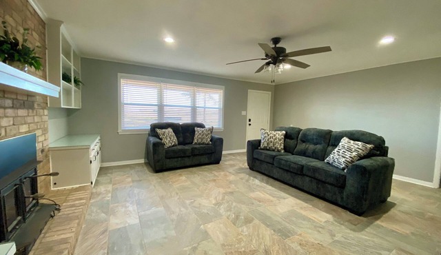 Charming, newly remodeled 2-bedroom duplex near Carthage w/AC, fast WiFi