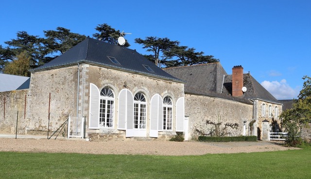 Charming Relais de Chasse XVIII, heated indoor pool optional (Apr Oct) in Longuefuye