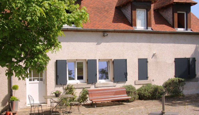 Charming renovated Bourbonnais cottage with panoramic views and garden in Besson