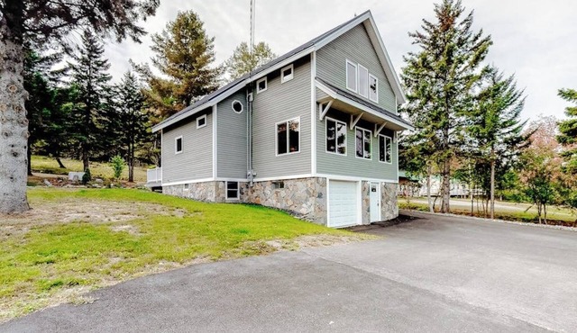 Charming riverfront home with mountain views & private dock in Rockwood