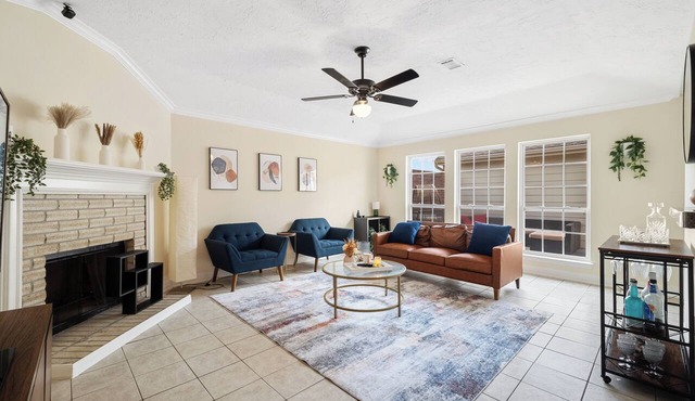 Charming Room for Rent in Serene Neighborhood - Perfect for Professionals!