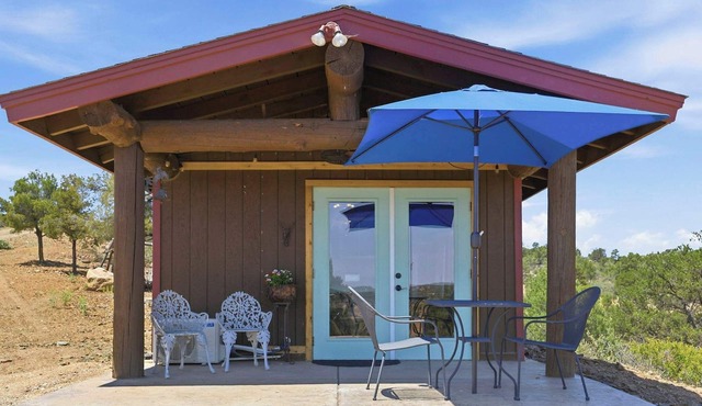 Charming rustic 1 bedroom cabin