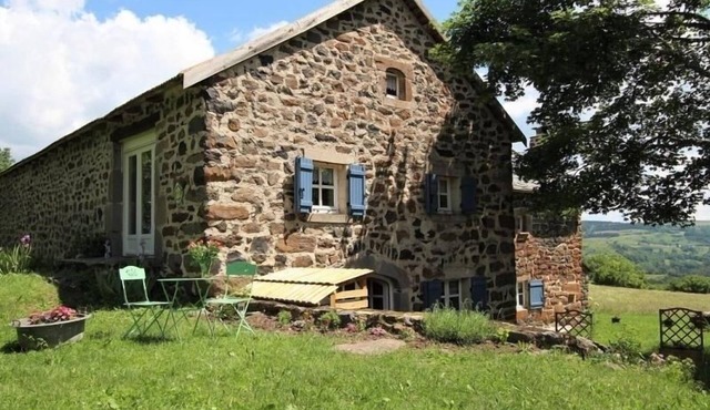 Charming Thatched Roof Cottage with Fireplace, Terrace, and Nature Activities Nearby in Saint-Front