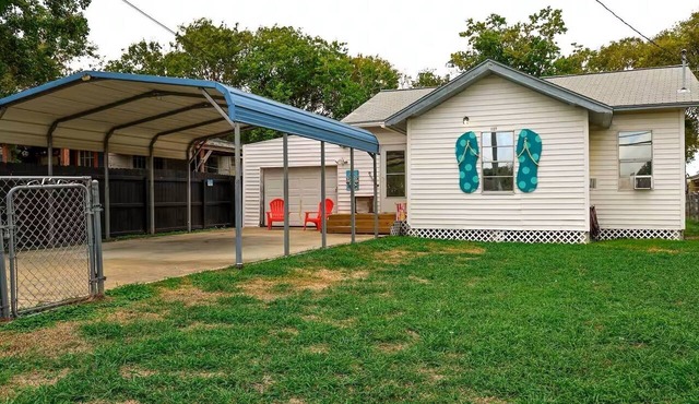 Charming Three Bedroom One Bathroom - Close To Everything in Palacios