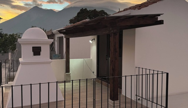 Charming Townhouse in Barrio Entre Flores: Your Gateway to Antigua Guatemala