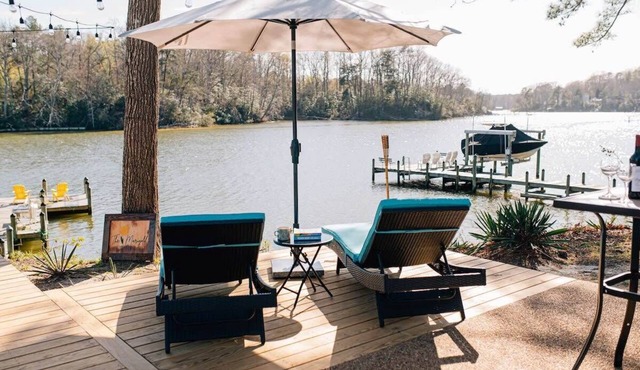 Charming Waterfront Cottage Small Beach in Topping