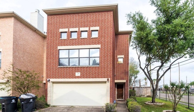 Cheerful three-bedroom townhouse near NRG