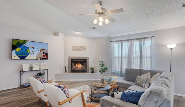 Cheerful Vibrant 3BR - 3TV - Fire pit - Games - Artistic - Fun