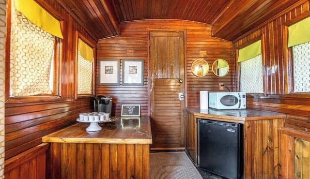Cherokee Trace Train Car Glamping *with HOT TUB*
