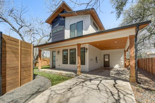 Chic Austin House w/Spacious Backyard & Hammock