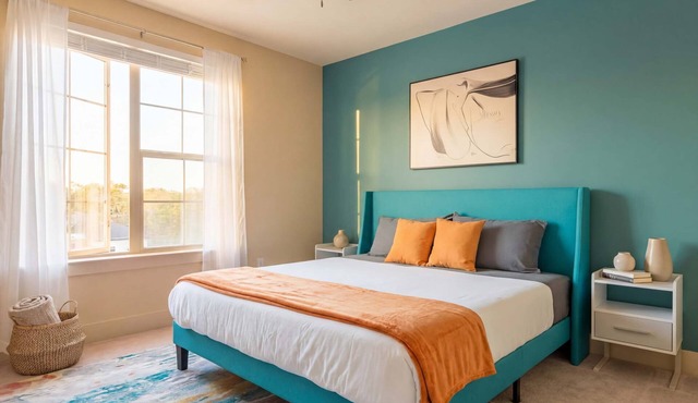 Chic King 1BR Downtown Access, Pool, Parking & Gym