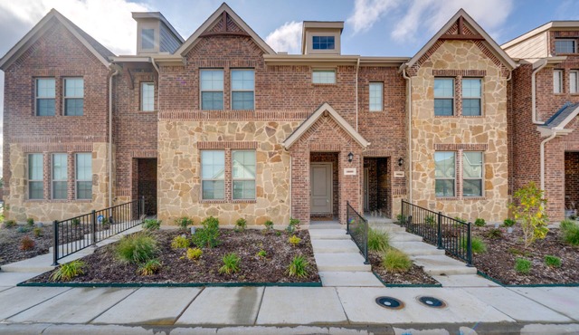 Chic Mesquite Townhome ~ 11 Mi to Downtown Dallas!
