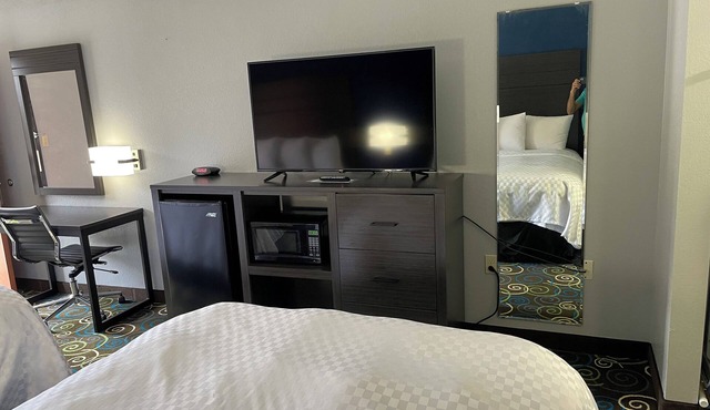 Clairmont Inn & Suites Warren