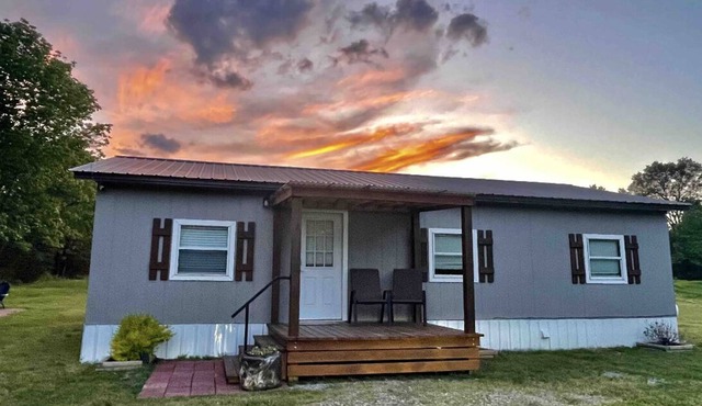 Clean and cozy 3br/2ba country cottage on 8 acres