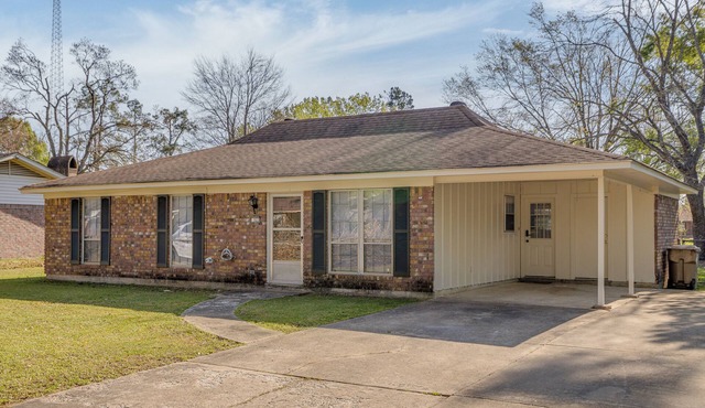 Close to St. Francis, ULM, META-pet friendly King Bed, plenty of parking space.
