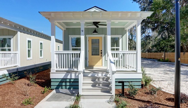Coastal Grandma Cottage - 5 min to SAV, 15 to Beach By Lucky Savannah in Thunderbolt