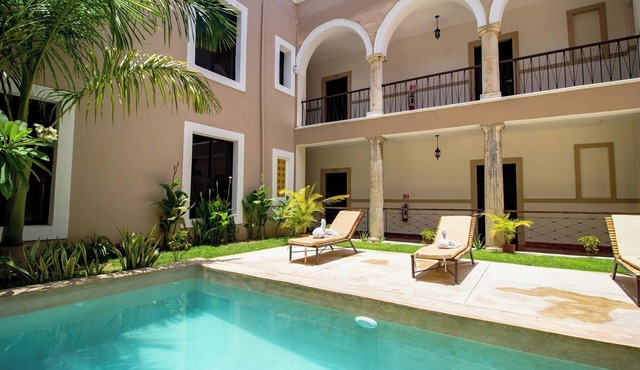 Colonial Comfort Close to Parks & Tourist Spots: 4-Stay, 2 Double Rooms
