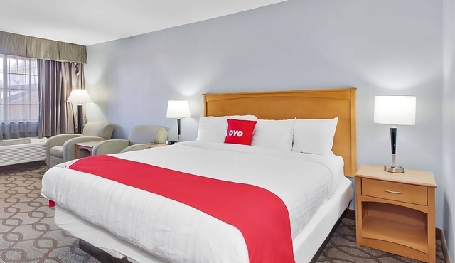Comfort and Convenience! Free Parking, Onsite Pool, Close to Community Park