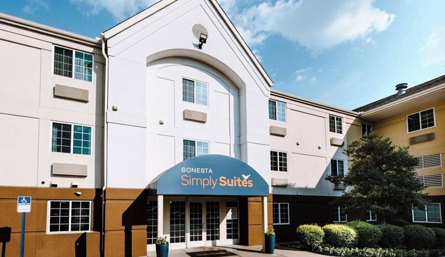 Comfort and Convenience! Full Kitchen, FREE Parking, Pets Allowed!