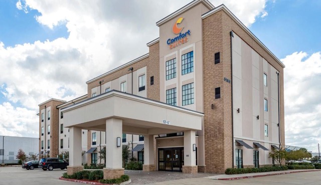 Comfort Suites Near Sam Houston Race Park