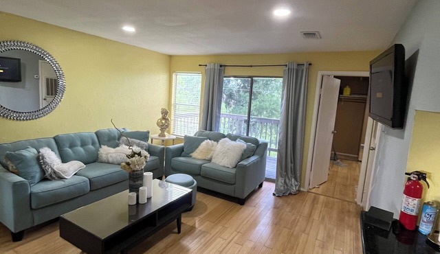 Comfortable Condo Near Plants & Beach/WiFi, Kitchen, Pool