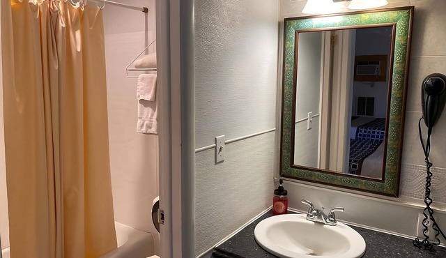 Comfortable Countryside Stay at Knights Inn Fairview! 2 Budgget-friendly Units
