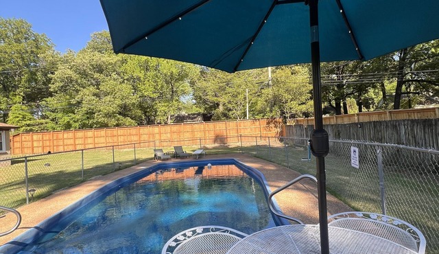 Comfortable East Memphis home with a pool in a great neighborhood in Memphis