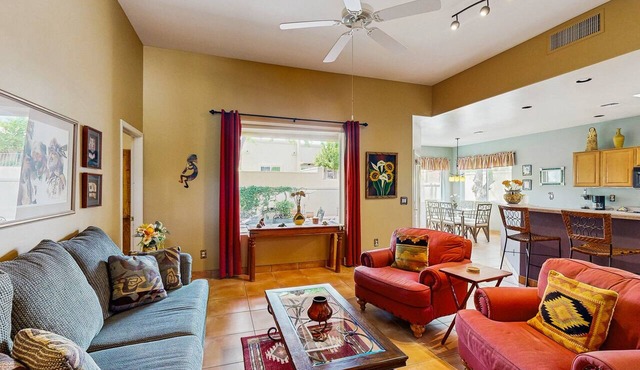 Comfortable getaway with hot tub, pool, private BBQ & full kitchen