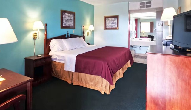 Comfortable & Quaint Room in Vega, Great Stop Along Route 66 w/Free Breakfast