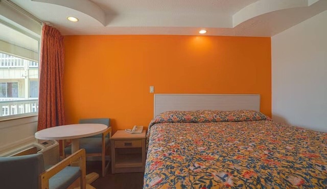 Comfortable Room Near Beach – Free Parking & Pet Access