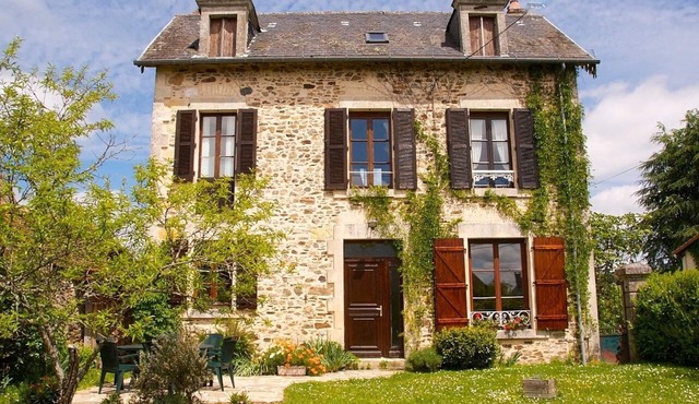 Comfortable stone 4-bedroom country house with large 6m x 6 m family room in Saint-Mesmin