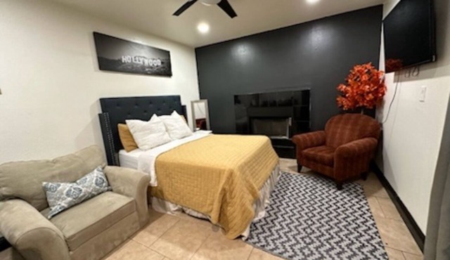 Comfortable studio #2 with WiFi and AC in charming Sacramento