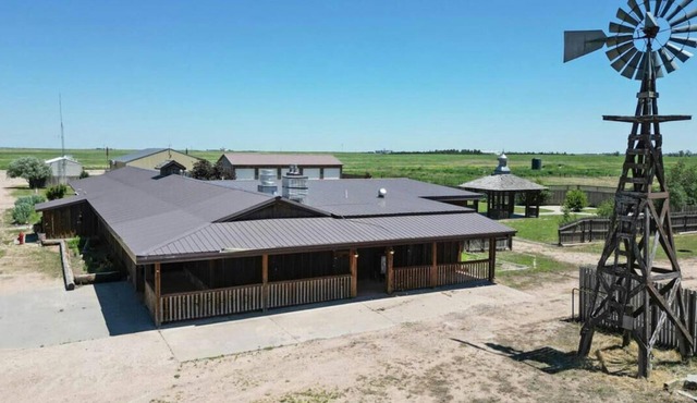 Comfy, quiet rustic lodge with game room, bar, dining room & full XL kitchen