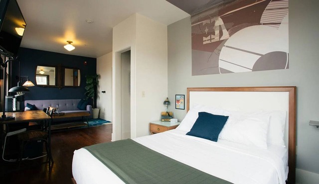 Commodore Hotel in Astoria