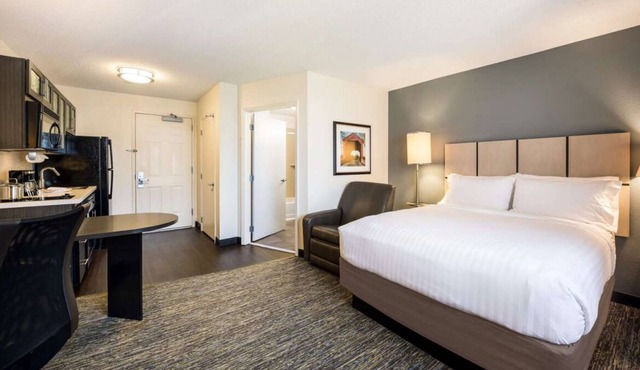 Convenient and Spacious Suite Experience in Tempe! Pets Allowed, Full Kitchen!