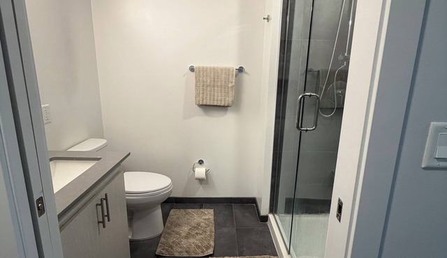 Cozy 1-bedroom apartment in soothing downtown Phoenix with AC and gym access