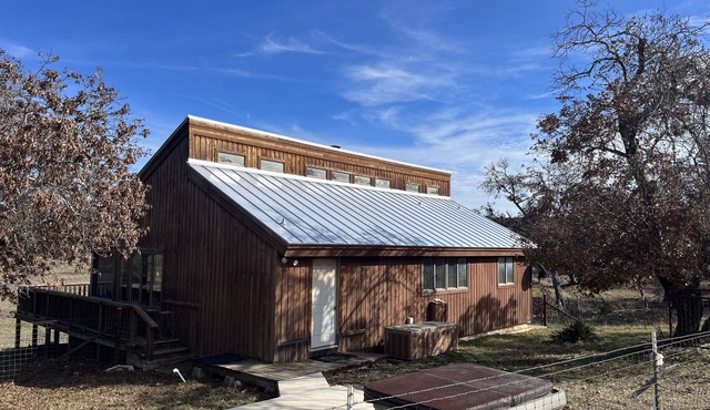 Cozy 2-bedroom, 2-bath cabin with WiFi, AC in Harper Tx on secluded 215 acres.
