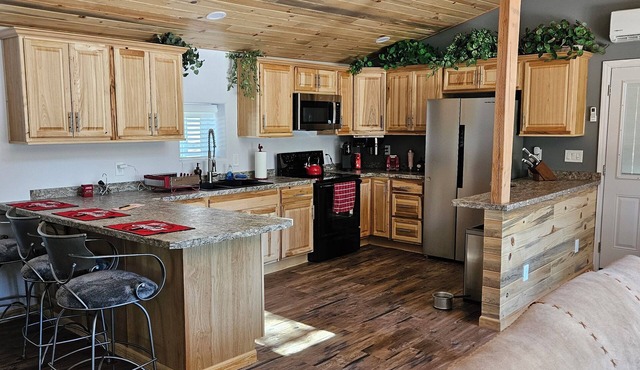 Cozy 2-bedroom cabin in beautiful Strawberry/Pine with AC, WiFi, Hot tub, deck.